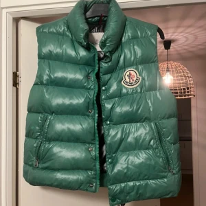 Grön dunväst från Moncler - Size 2, mycket bra skick och priset går att diskutera vid snabb affär