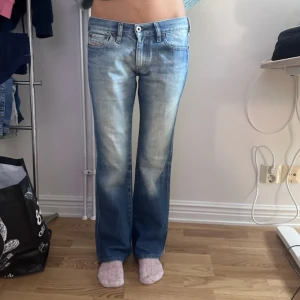 Lowwaist bootcut diesel jeans❤️ - Jätte fina diesel jeans som tyvärr är för långa och stora för mig. Dom är lowwaist bootcut men det syns inte lika bra på bilden eftersom det är för stora. Det är jätte bra kvalité ocj priset är diskuterbart skriv bara om ni har frågor eller funderingar.💕 bredden är 27/30 och längden är ungefär 166
