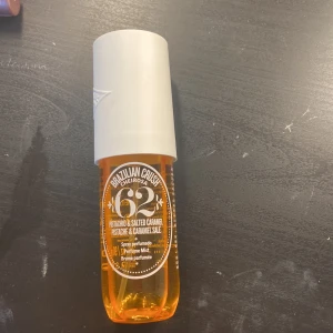 Brazilian Crush Cheirosa 62 Mist - Perfume mist med pistachio och salted caramel. Volym: 90 ml. Perfekt för dig som vill ha en söt och unik touch i din vardag. Populär bland unga och enkel att ta med överallt. 
