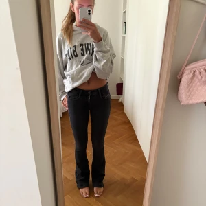 Svarta bootcut jeans från Diesel - Snygga svarta jeans från Diesel med bootcut passform. Jeansen har låg midja och är tillverkade i denimtyg. Diesel-logga på bakfickan och patch bak i midjan.