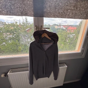 Massimo Dutti Cardigan SÄLLSYNT - Säljer en exklusiv och sällsynt cardigan från Massimo Dutti. Kvalitetsplagg i mycket bra skick, sparsamt använd. Storlek L, sitter bra på mig som är 183 cm (se bild 3 & 4). Modellen säljs inte längre, vilket gör den extra unik.  Det är bara att skriva vid fråga eller fundering. Svart snabbt😁 priset kan diskuteras vid snabb affär 😊
