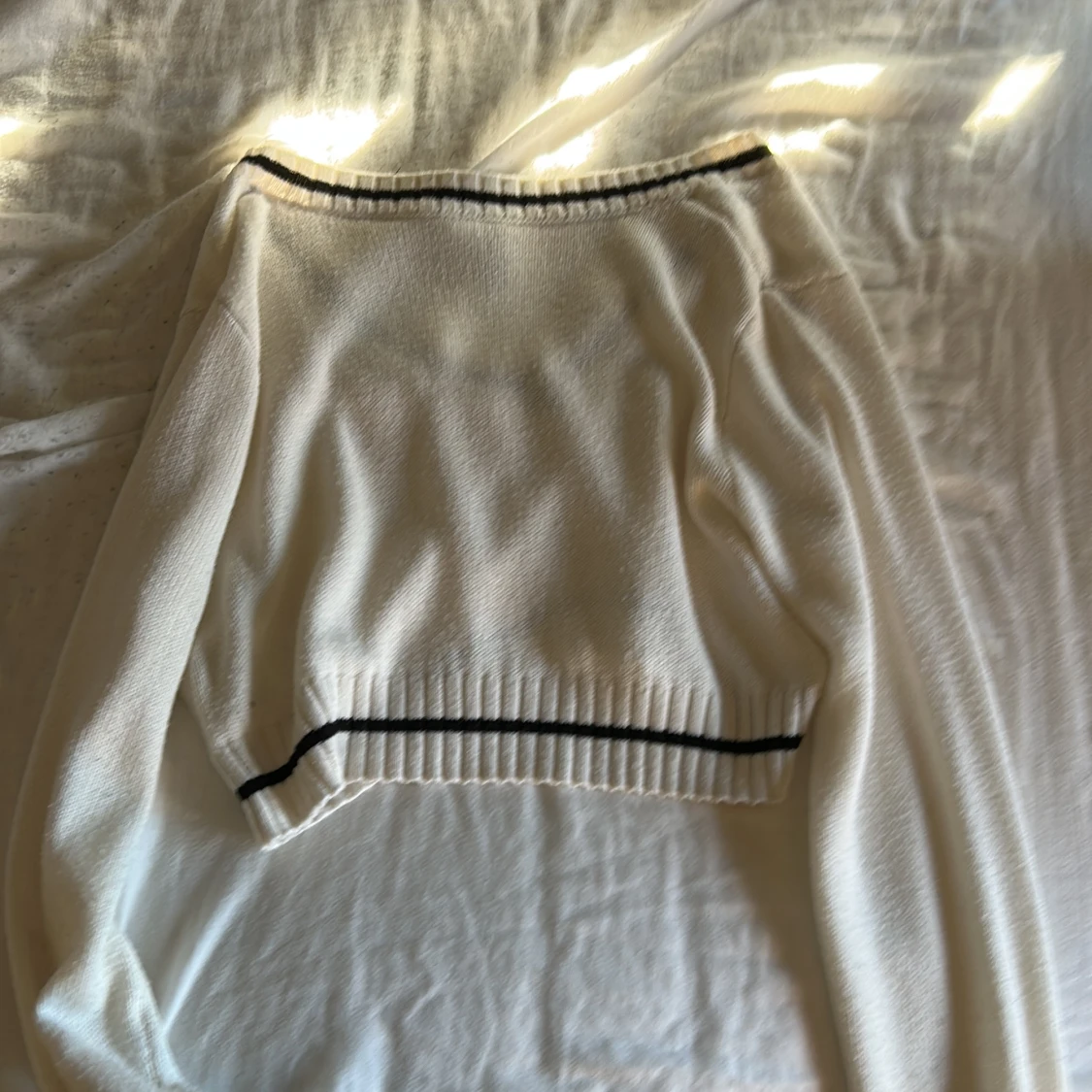 Vit stickad tröja med svarta ränder H&M - 1