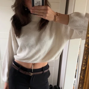 Vit stickad  - Vit stickad tröja med ribbad struktur och hög hals. Tröjan köptes för flera år sedan så tror den är från barn avdelningen då den är i storlek L, men den är jätte fin och sitter bra på mig som är 170 cm 🌸 