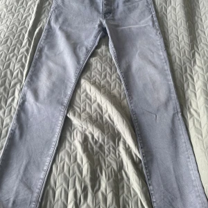 Ljusgrå jeans från NEUW - Snygga ljusgrå jeans med smal passform och klassisk femficksdesign. Jeansen har en modern skinny stil och är tillverkade i ett mjukt bomullsmaterial med lite stretch för extra komfort. Perfekta för dig som gillar en stilren och enkel look.