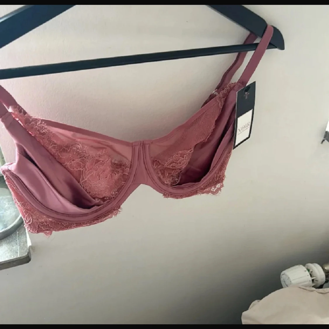 Rosa spets-bh från Noir by Hunkemöller