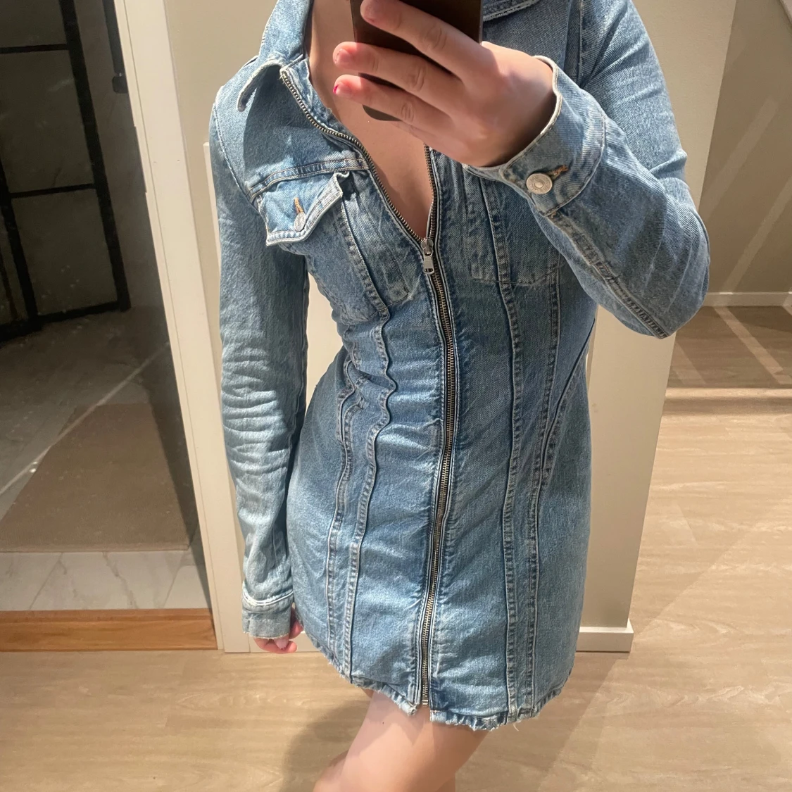 Kort jeansklänning med dragkedja - 3