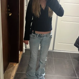 Ljusblå bootcut jeans med broderi - Säljer ett par ljusblå bootcut jeans från Gina Tricot med låg midja och snygga broderade detaljer på bakfickorna. Jeansen har klassisk femficksdesign och är tillverkade i mjukt denimtyg. Har använt dom 2 gånger men säljer för att dom är för stora! Dom är Gina 14+ S 💗