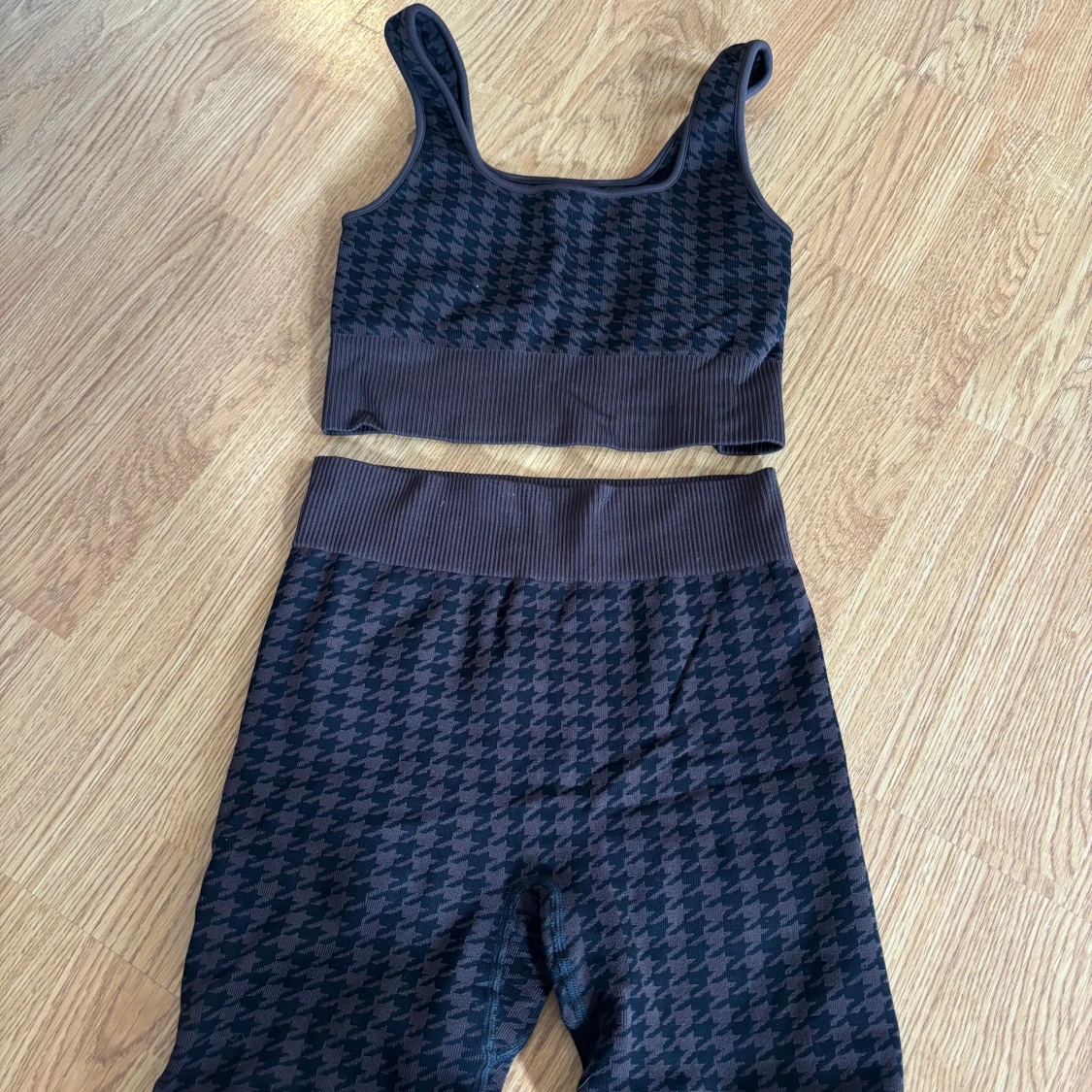 Brunt träningset från NA-KD