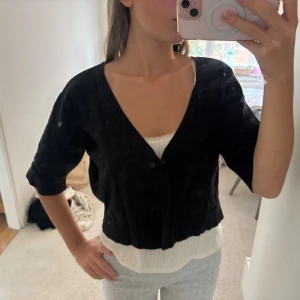 Svart bolero  - Inga defekter. Det står på lappen storlek xl men den passar mig som är xs. 