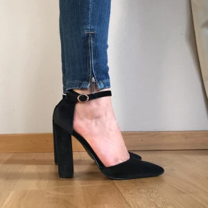 Klackskor  - Svarta klackskor från Boohoo i mocka-look med spetsig tå och bred klack. Storlek 37, passar mig som har 36