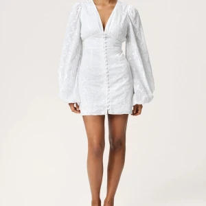 Vit adoore klänning  - Jättefin vit adoore klänning i storlek 32. Som ja säljer då den är för liten. Jag själv har aldrig använt den men använts fåtal gånger av nån annan då ja köpt den begagnad