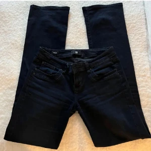Svarta jeans Ltb - Säljer ett par svarta jeans från Ltb. Säljer då de är för långa och stora på mig. Därav aldrig använda, köpta här på Plick. 