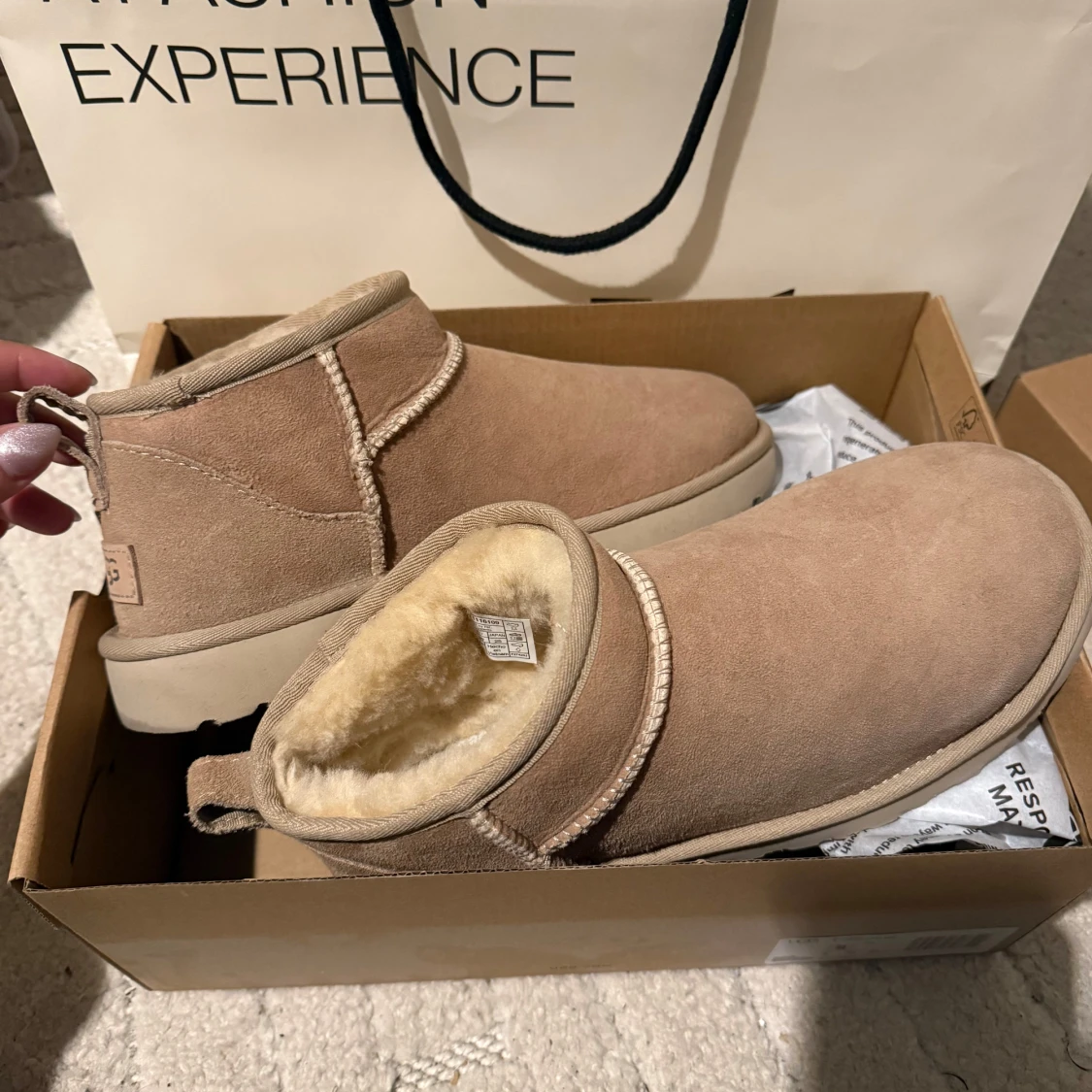 UGG Classic Ultra Mini sandfärgade boots
