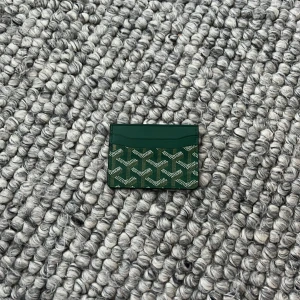 Grön korthållare - Snygg grön plånbok med deras ikoniska grafiska mönster. Box ingår.