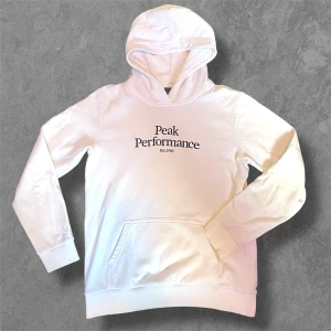 Peak Performance Hoodie, Small, Fint skick, Streetwear - Peak Performance Hoodie gjord av bomull och polyester. Bra skick, normal passform. Säljes som den är packas och skickas inom 24 timmar.