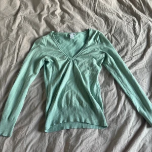 Snygg vintage topp🌟 - Jättesnygg vintage topp, storlek S. Finns någon fläck, se bild men borde gå bort i tvätten då den legat i garderoben🌟🌟 Den är turkos men gick inte välja det!!!  Vintage fishbone esprit y2k 2000s