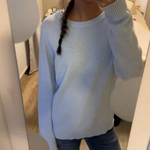 Ljusblå stickad tröja - Supermysig ljusblå stickad tröja med rund halsringning. Knappt använd! 