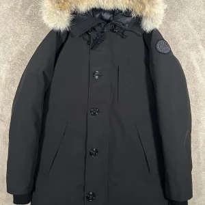 Canada Goose Black Label  - Original Canada Goose Black Label, bra skick.  Digitala kvittot finns. Kan skicka bild på alla lappar som finns i jackan. Skriv för fler bilder. Storlek M. Priset kan diskuteras.