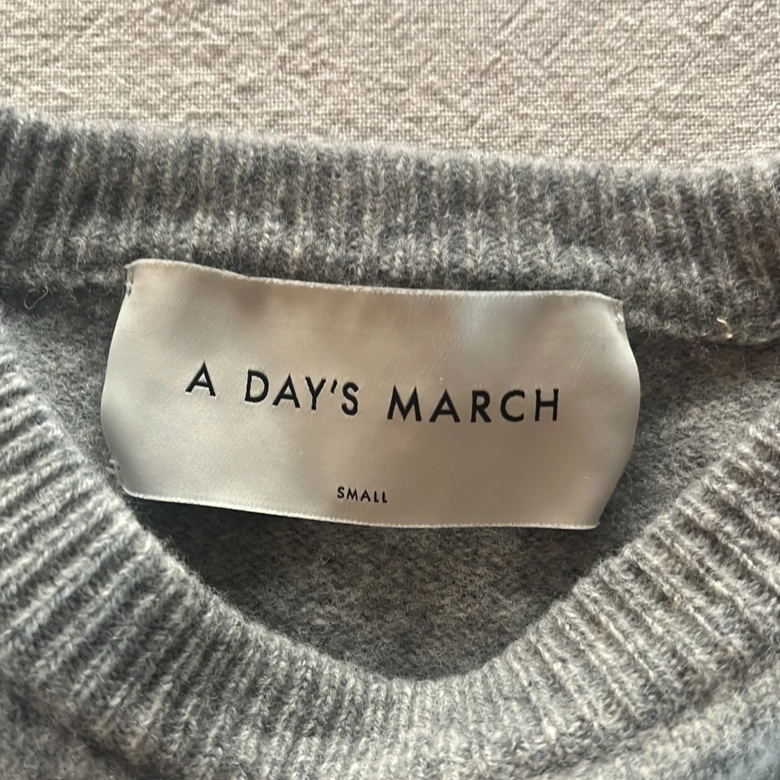 Grå stickad tröja från A Day's March - 2