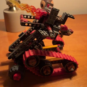 Ej elektronikprodukt - Denna produkt är en leksak byggd av LEGO Technic-delar, med banddrift och eldliknande dekoration. Den är inte en elektronikprodukt och saknar elektroniska komponenter eller funktioner.