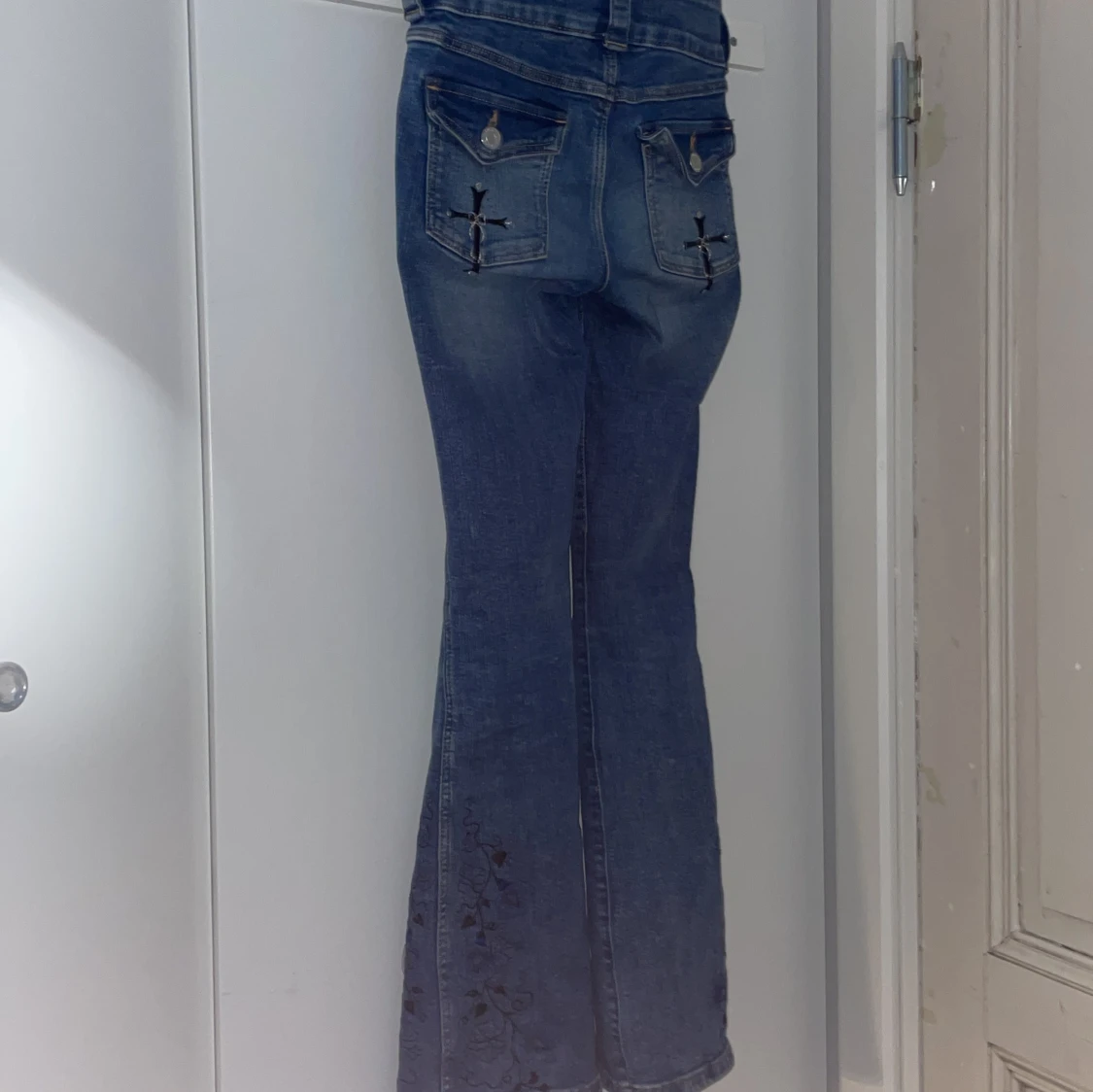 Blå bootcut jeans med broderi