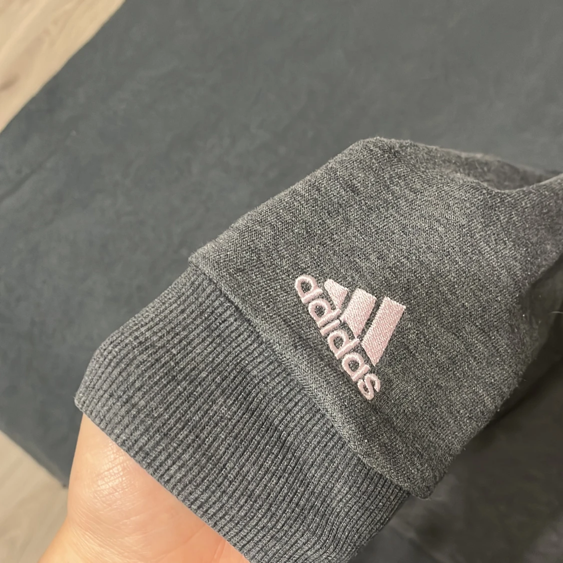 Mörkgrå hoodie från Adidas med rosa tryck - 2
