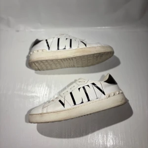 Valentino skor - Hej! Säljer nu mina skor från märket Valentino, storlek 39 bra skick, allt på bilden ingår. Tveka inte på att höra av dig om du har frågor eller funderingar kring skorna! 