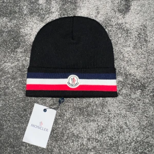 Snygg mössa  - Mössa Moncler kommer med tag 