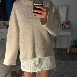 Beige stickad tröja från Gina Tricot - Mysig beige stickad tröja från Gina Tricot❤️