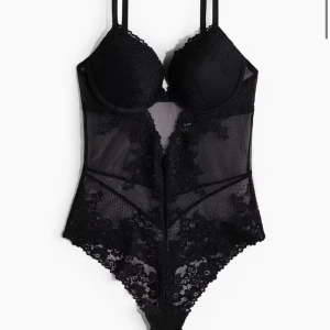 Hm body - Populära slutsålda bodyn från HM aldrig använd storlek 80B🤍 kan gå ner i pris vid snabb affär