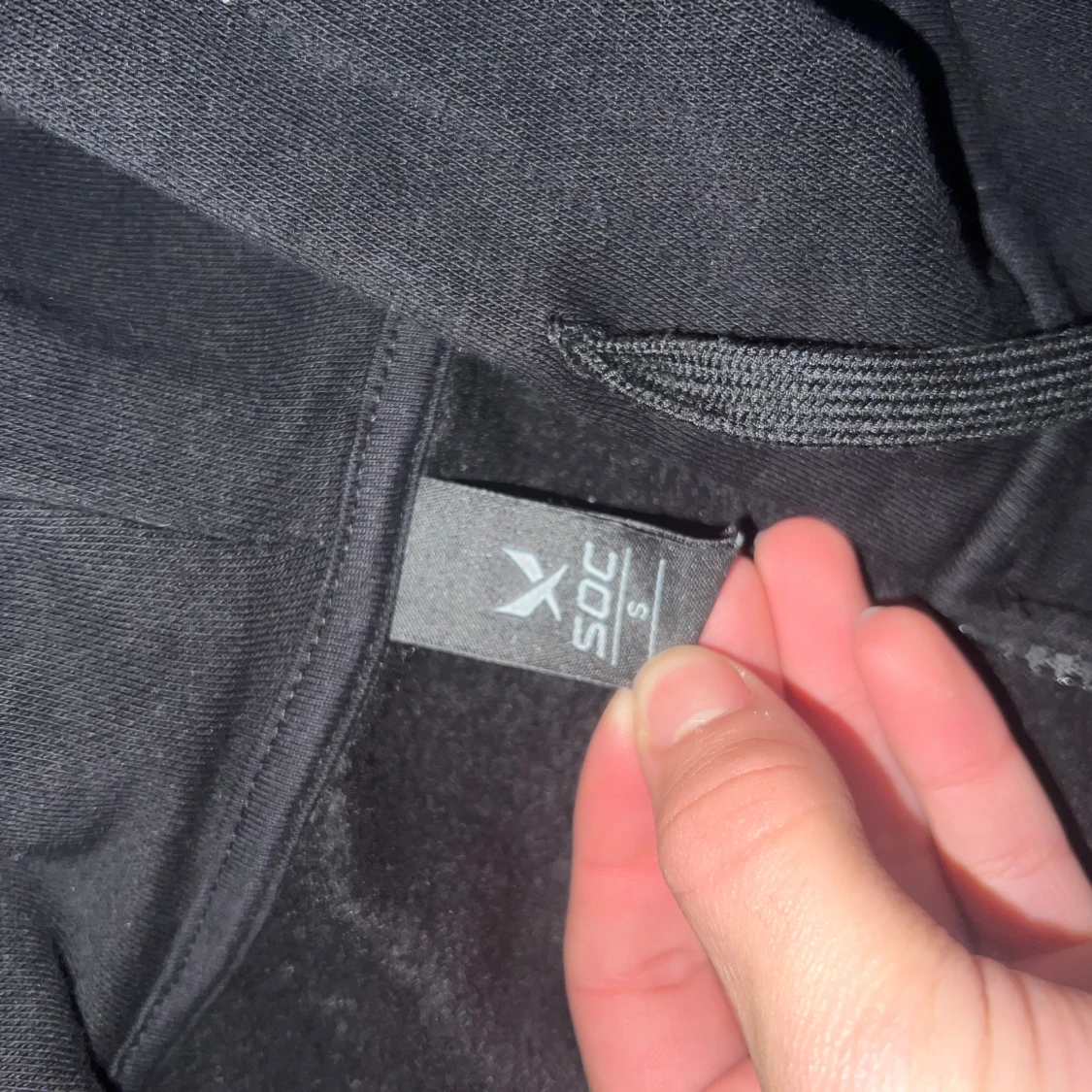 Svart hoodie med dragkedja från SOC - 1