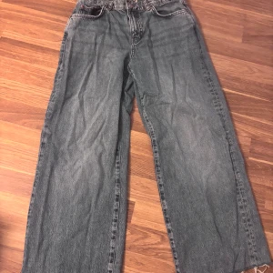 Blåa wide jeans från Perfect Jeans - Säljer ett par blåa jeans från Perfect Jeans i storlek 36. De har en rak och bred passform med klassiska femficksdetaljer och knappgylf. Jeansen har en cool, tvättad look och är perfekta för dig som gillar en avslappnad stil.