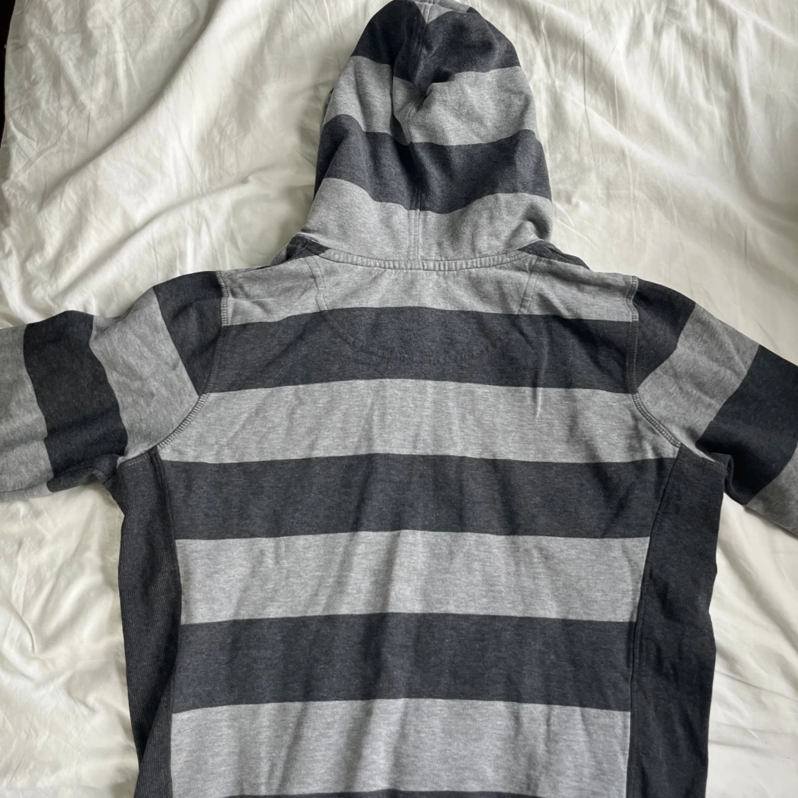 Grå randig hoodie  - 1