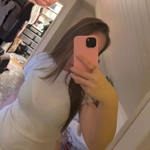 Vit ribbad t-shirt från 157 - Säljer en vit ribbad t-shirt från 157 i storlek S. T-shirten har korta ärmar och är gjord i mjuk bomull med stretch. Enkel och clean design med rund halsringning, perfekt för dig som gillar basic plagg med lite struktur.