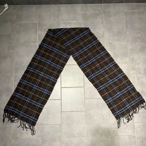 Burberrys kashmirhalsduk - Snygg halsduk från Burberry i 100% kashmir! Bra skick har endast något pytte litet hål som man inte ser. Längden är 200cm (fransar ej inräknat). Hör av er vid frågor eller funderingar!✌️🤩
