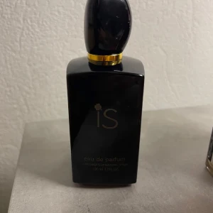 IS Eau de Parfum 100ml - En parfymflaska från iS med 100 ml. OBS! INTE ÄKTA! men lukten är inte intense, den går bort typ snabbt 💕