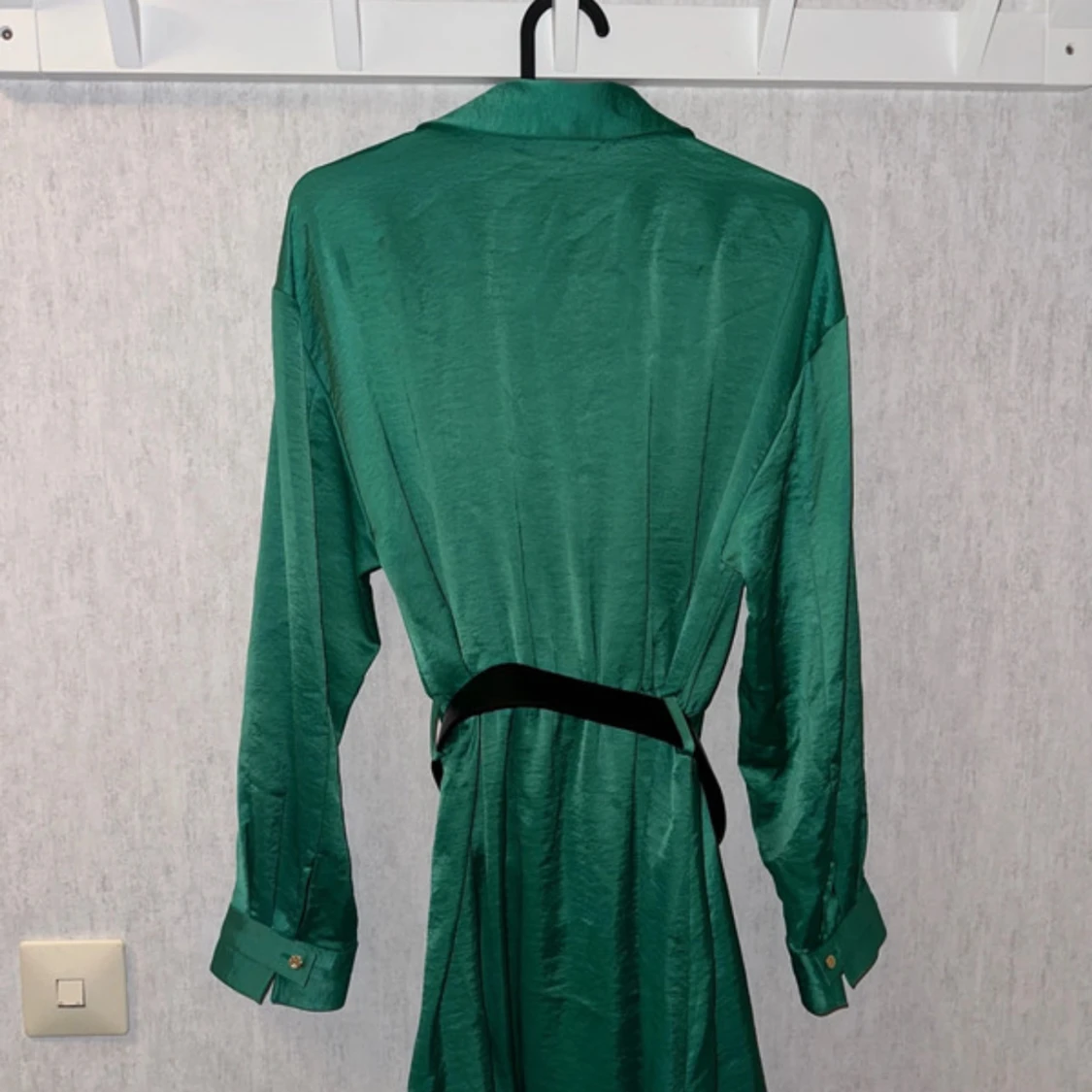 Grön kort klänning från Zara i satin - 4