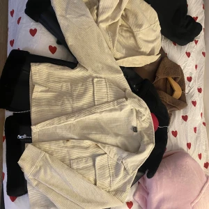 Beige overshirt i manchester från Gina Tricot - Snygg beige overshirt från Gina Tricot i mjuk manchester. Skjortan har klassisk krage, stora fickor framtill och knappar. Perfekt att slänga över en t-shirt för en chill och trendig look. Långärmad och loose fit för extra komfort. En i lång model och den andra i lite kortare model. 