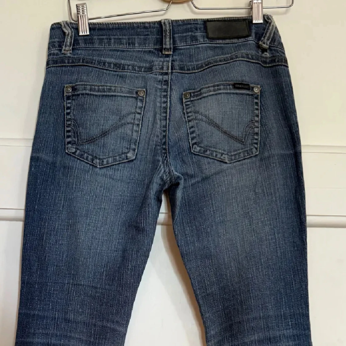 lågmidjade bootcut jeans