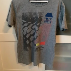 Grå T-shirt Jack & Jones  - Använd men i jättefint skick. 