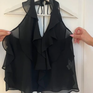Svart topp - Jätte fin volang topp från Zara, endast använd en gång☺️