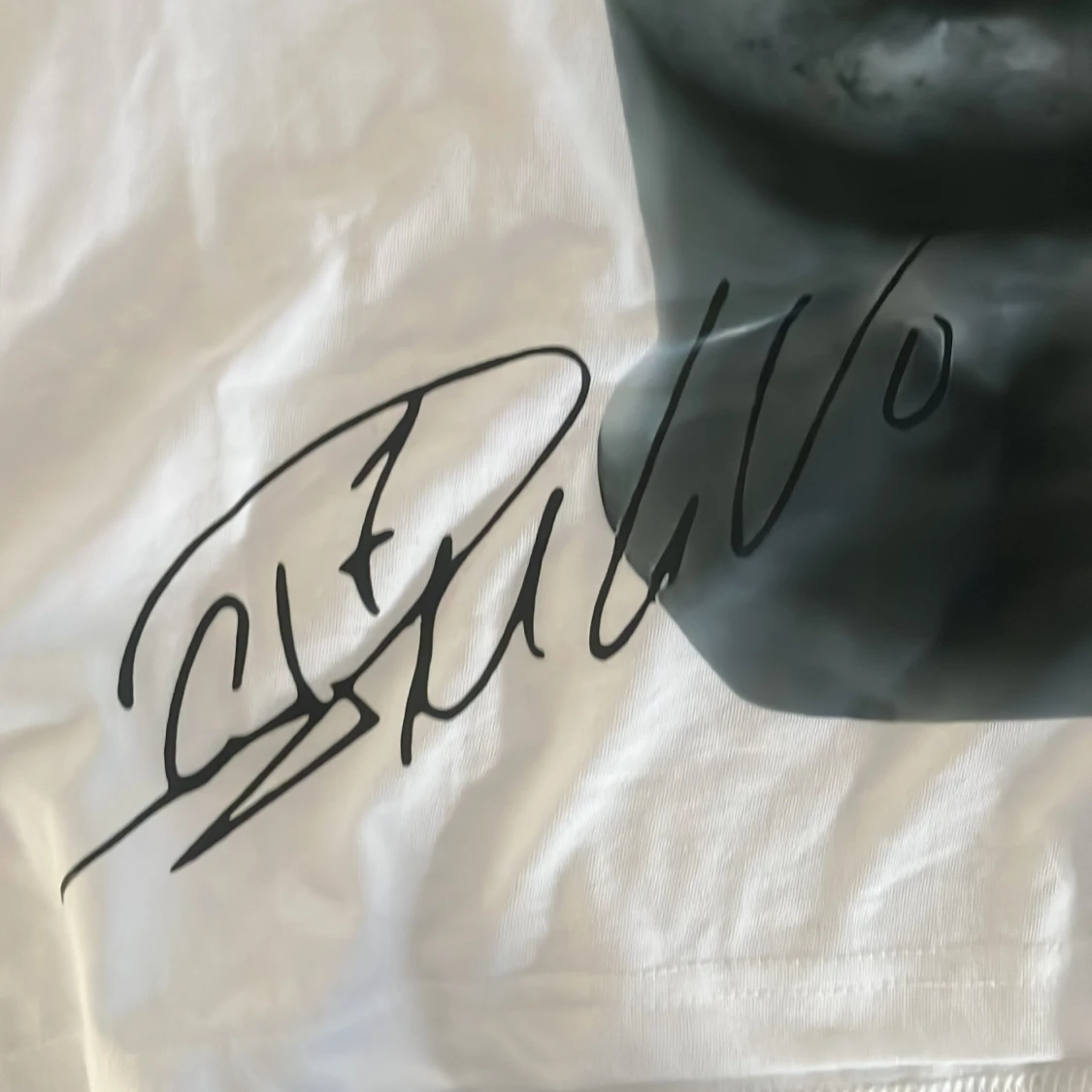 Vit t-shirt med tryck och autograf - 2
