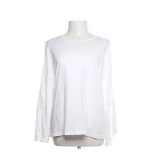 Vit långärmad tröja Dorothee Schumacher - En stilren vit långärmad tröja från Dorothee Schumacher. Tröjan har en klassisk rund halsringning och är tillverkad i mjuk bomull, perfekt för en clean och enkel look. Passar dig som gillar minimalistisk stil. Den har knyten på armarna