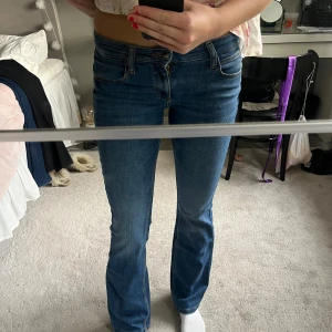 Blå bootcut jeans från Lee - Snygga blå jeans från Lee i fint skick🥰dom är lågmidajde och är i storlek W26 L33