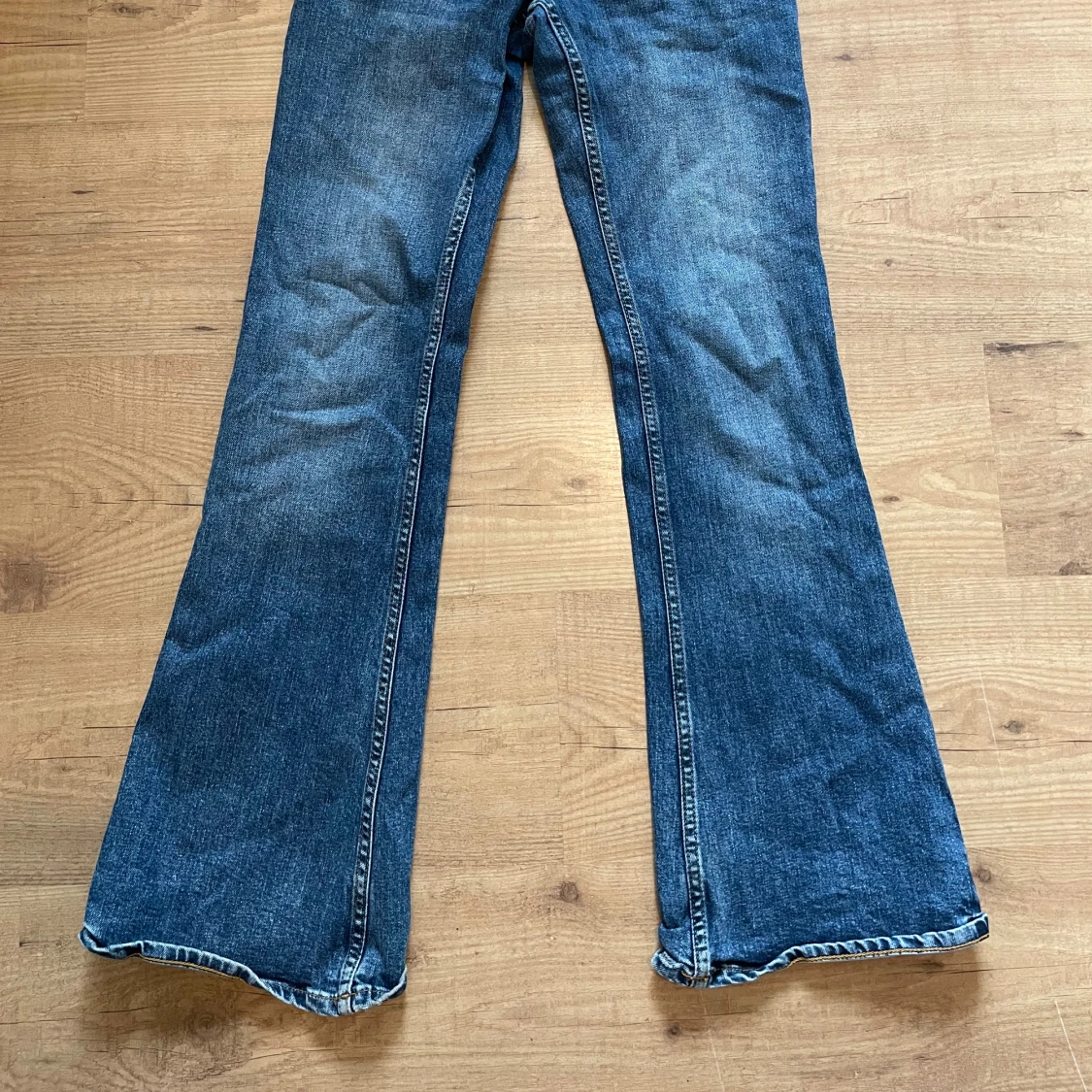 Blå bootcut jeans från Monki med rosetter - 1