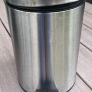 Pedalhink  - Bilden visar en cylindrisk metallbehållare, troligen en hushållsprodukt som en soptunna. Produkten har en borstad stålyta och ser ut att vara i begagnat skick 