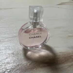 Chanel Chance Eau Tendre parfym - Chanel Chance Eau Tendre – en ikonisk parfym med stilren design och rosa toner. Perfekt för dig som vill ha en lyxig touch i vardagen. Flaskans eleganta look gör den till ett måste i samlingen.