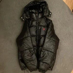 Polo Ralph lauren jacka - En snygg och väldigt bra vinter jacka. Jackan är en puffer jacket från märket Ralph lauren Den är i perfekt skick helt oanvänd. Jackan är i Storlek M. Pris går att diskuteras vid snabb affär 