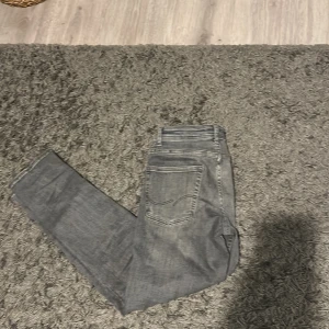 Jack&jones jeans - Jeans från jack&jones, storlek 12y/152cm skick 10/10, de är tajta jeans med slitningar 