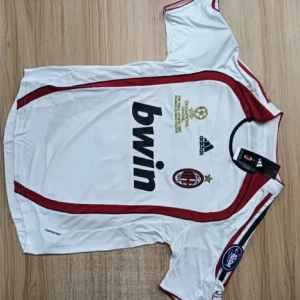 AC Milan Kaka' 22 bortatröja Adidas S - AC Milan bortatröja med Kaka' 22-tryck, Adidas Climacool. Vit med röda och svarta detaljer, klubbmärke och Champions League-märke på ärmen. Tillverkad i lätt och ventilerande polyester, perfekt för fotboll eller samling.